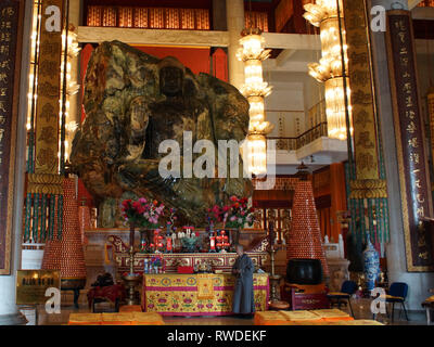 Jade Buddha Palace. Die Vorderseite der Anshan Jade Buddha in der mahavira Palast, Jade Buddha Park, Anshan, Provinz Liaoning, China, Asien. Stockfoto