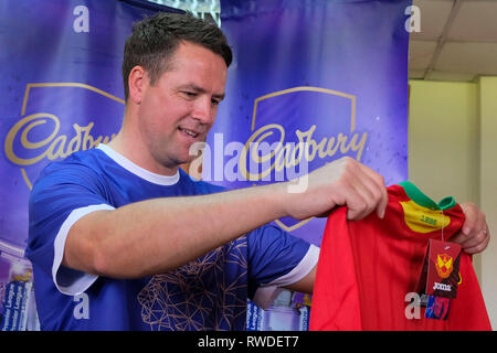 Michael Owen der ehemalige England Football Star gesehen bewundern die New Jersey, die er vom Fußball-Verband der Selangor (FAS) Präsident Tengku Amir Shah Sultan Sharafuddin Idris Shah bei seinem Besuch empfangen. Michael Owen der ehemalige England International Football Star in Malaysia für eine fördernde Besuchen wurde und seine Tipps und Erfahrungen mit dem Selangor U-19 Mannschaft durch Cadbury organisiert. Michael Owen der ehemalige England International Football Star in Malaysia für eine fördernde Besuchen wurde und seine Tipps und Erfahrungen mit dem Selangor U-19 Mannschaft durch Cadbury organisiert. Stockfoto