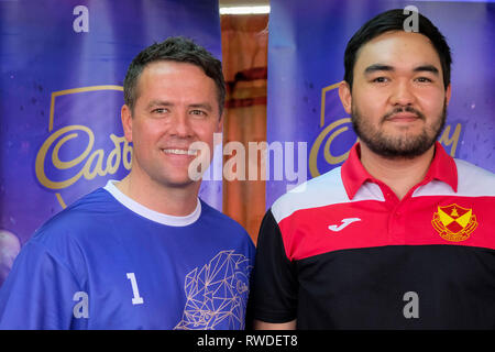 Der ehemalige England star Michael Owen mit dem Fußball-Verband der Selangor (FAS) Präsident Tengku Amir Shah Sultan Sharafuddin Idris Shah bei seinem Besuch zu sehen. Michael Owen der ehemalige England International Football Star in Malaysia für eine fördernde Besuchen wurde und seine Tipps und Erfahrungen mit dem Selangor U-19 Mannschaft durch Cadbury organisiert. Stockfoto