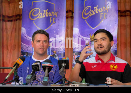 Michael Owen gesehen mit Fußball-Verband der Selangor (FAS) Präsident Tengku Amir Shah Sultan Sharafuddin Idris Shah sind während einer Pressekonferenz gesehen. Michael Owen der ehemalige England International Football Star in Malaysia für eine fördernde Besuchen wurde und seine Tipps und Erfahrungen mit dem Selangor U-19 Mannschaft durch Cadbury organisiert. Stockfoto