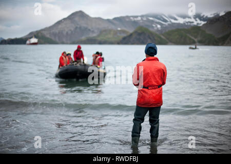 Stehende Person im Water's Edge und warten auf die Ankunft der Touristen mehr auf einem Boot. Stockfoto