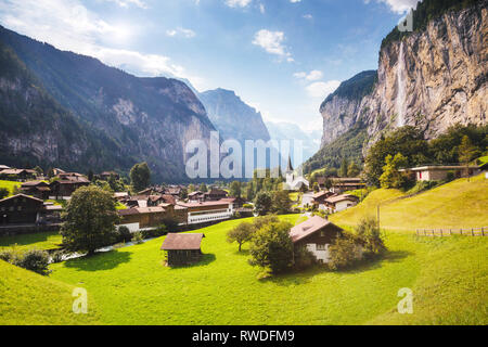 Tolle Aussicht auf Alpine Village glühende durch Sonnenlicht. Malerische und schöne Szene. Beliebte Touristenattraktion. Ort Schweizer Alpen, Lauterbrunnen Stockfoto