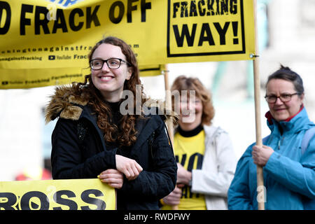 Aktivisten sind gesehen Holding Banner während des Protestes. Die Aktivisten sammeln im Parlament Platz gegen britische Regierung zu protestieren, fracking Unternehmen und der INEOS einstweilige Verfügung. Die Demonstranten versammelten sich die Beschwerde gegen INEOS einstweilige Verfügung am hohen Gericht von Joe Corre und Joe Boyd zu unterstützen. INEOS, eine petrochemische Riese, haben eine einstweilige Verfügung gegen anti-fracking Demonstranten gewonnen, die einstweilige Verfügung erzählt die Demonstranten, dass Sie können mit Bußgeldern belegt oder verhaftet werden, wenn Sie ein Problem in der Firma fracking verursachen, so dass der anti-fracking Aktivisten und Gemeinschaften in einer schlechten Position, wenn Sie die Aga zu protestieren wollen Stockfoto