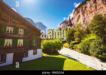 Tolle Aussicht auf Alpine Village glühende durch Sonnenlicht. Malerische und schöne Szene. Beliebte Touristenattraktion. Ort Schweizer Alpen, Lauterbrunnen Stockfoto