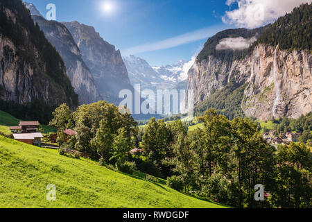 Tolle Aussicht auf Alpine Village glühende durch Sonnenlicht. Malerische und schöne Szene. Beliebte Touristenattraktion. Ort Schweizer Alpen, Lauterbrunnen Stockfoto