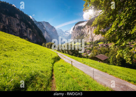 Tolle Aussicht auf Alpine Village glühende durch Sonnenlicht. Malerische und schöne Szene. Beliebte Touristenattraktion. Ort Schweizer Alpen, Lauterbrunnen Stockfoto