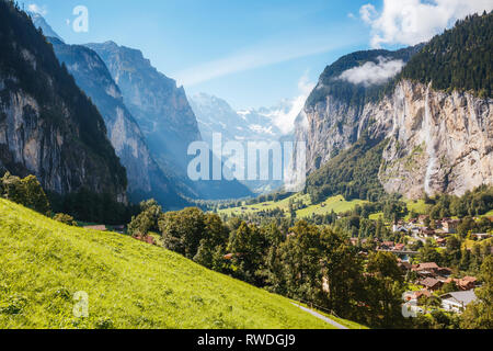 Tolle Aussicht auf Alpine Village glühende durch Sonnenlicht. Malerische und schöne Szene. Beliebte Touristenattraktion. Ort Schweizer Alpen, Lauterbrunnen Stockfoto