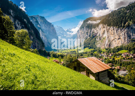 Tolle Aussicht auf Alpine Village glühende durch Sonnenlicht. Malerische und schöne Szene. Beliebte Touristenattraktion. Ort Schweizer Alpen, Lauterbrunnen Stockfoto