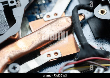 Laptop Kühlsystem Element. Kühler bei Microchip. Austausch und Reparatur von Hardware. Stockfoto