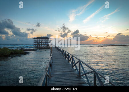 Siargao Boardwalk und Sunset Beach auf Wolke 9 - Mindanao, Philippinen Stockfoto