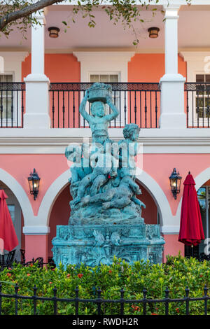 Statue und Brunnen im Innenhof von Jane's Cafe entlang trendy 3rd Street Einkaufsviertel, Naples, Florida, USA Stockfoto