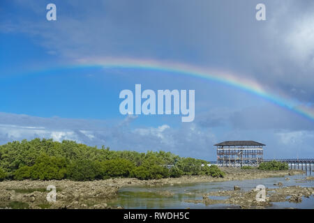 Regenbogen über der Promenade auf Wolke 9 Strand - Siargao, Philippinen Stockfoto