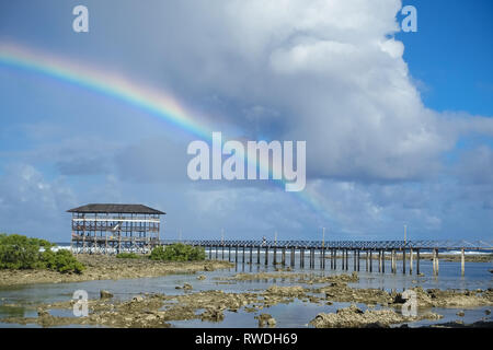 Regenbogen über der Promenade auf Wolke 9 Strand - Siargao, Philippinen Stockfoto