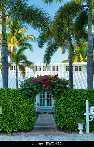 Bougainvillea überdachte Torbogen führt zu alten Ferienhaus in Naples, Florida, USA Stockfoto