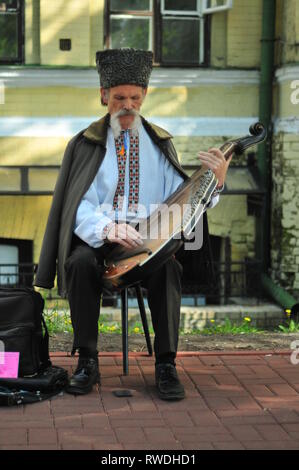 Alte bandura Spieler in traditionellen ukrainischen Shirt spielen auf Straße der Stadt angezogen. Kiew, Ukraine, Stockfoto