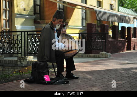 Alte bandura Spieler in traditionellen ukrainischen Shirt spielen auf Straße der Stadt angezogen. Kiew, Ukraine, Stockfoto