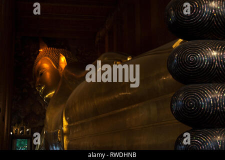 Vergoldete Körper und Zehen des Liegenden Buddha Statue im Tempel Wat Pho, Bangkok, Thailand Stockfoto