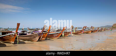 Long-tail-Boote für Island Hopping, Aonang, Krabi, Thailand, Morgensonne, Boote für Ausflüge zu den Inseln Stockfoto