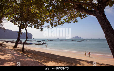 Long-tail-Boote für Island Hopping, Aonang, Krabi, Thailand, Touristen am Strand. Stockfoto