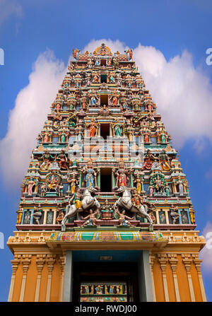 Sri Mariamman Tempel Dhevasthanam, mit der Kunstvollen' Raja Gopuram 'Turm im Stil der südlichen indischen Tempeln. Kuala Lumpur, Malaysia Stockfoto