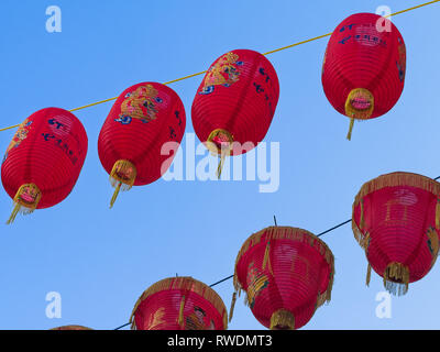 London, Großbritannien - Feb 26 2019: In der Nähe von Chinesischen roten Laternen für das Chinesische Neue Jahr gegen den blauen Himmel Hintergrund. Stockfoto