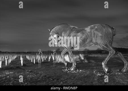 Krieg Pferd & die neue Tommy Silhouetten, die Mühle Teich, Wiese im Featherstone befinden. Stockfoto