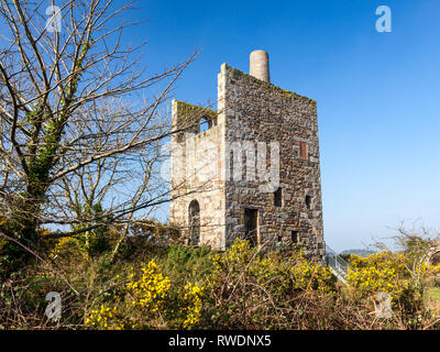 Die Ruinen der ehemaligen Grube Gebäude am Wheal Peevor in der Nähe von Cornwall Redruth, Teil des kornischen Bergbaus Weltkulturerbe. England UK Europa Stockfoto