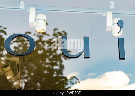 Wiesbaden, Deutschland - 03. Juni 2018: OUI Logo auf ein Fenster. OUI Fashion Outlet Store in Wiesbaden. Stockfoto