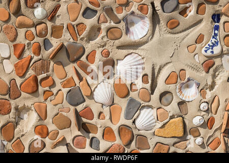 Konzept der alten Kultur, Nahaufnahme Foto der gebrochenen farbigen Steinen und Seashell mit Mosaik Hintergrund. Muster der Schalen in Beton als Bauen Stockfoto