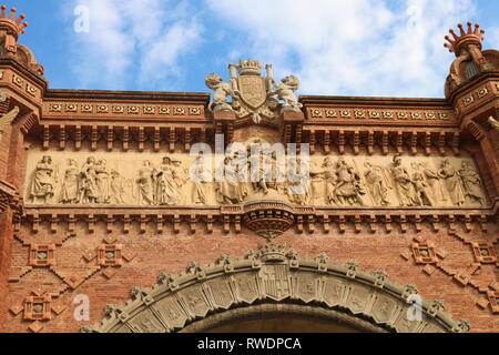 "Arc de Triomf" de Barcelona ist ein Triumphbogen in der Stadt Barcelona in Katalonien, Spanien. Schießen im Juni 2018. Stockfoto