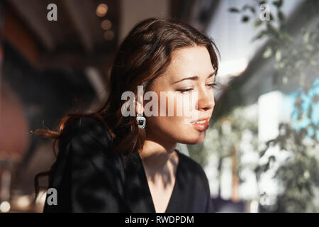 In der Nähe von attraktiven jungen Frau an Mittagspause beiseite zu treffen. Stockfoto
