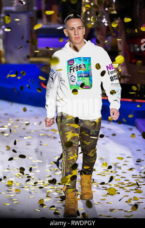 Mailand, Italien - 21. Februar: Designer Jeremy Scott geht der Start- und Landebahn am Moschino show in Mailand Fashion Week Herbst/Winter 2019/20. Stockfoto