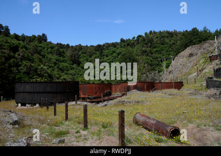 Das Zyanid Sedimentationsbecken für Gold Verarbeitung auf den verschneiten Batterie auf den Snowy River in der Nähe von Waiuta Geisterstadt, Westland, Südinsel, Neuseeland Stockfoto