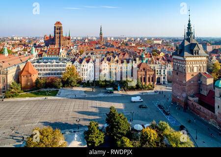 Danzig, Polen. Old City Skyline mit Gefängnis Tower, St. Maria Kirche, Rathaus turm, Golden Gate und Kohle Marktplatz (Targ Weglowy). Luftaufnahme Stockfoto