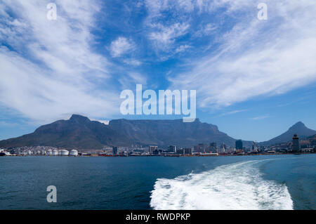 Blick vom Meer auf den Hafen von Kapstadt und dem berühmten Tafelberg und der Lions Head. Stockfoto