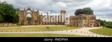 Breites Panorama von Newstead Abbey in Nottinghamshire, England, UK. Auch eine späte Heimat des berühmten englischen Dichter der Romantik, Lord Byron im 19. Jahrhundert. Stockfoto