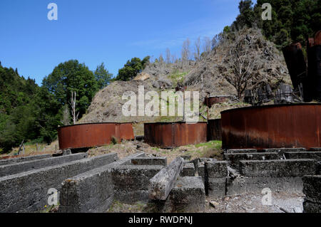 Das Zyanid Sedimentationsbecken für Gold Verarbeitung auf den verschneiten Batterie auf den Snowy River in der Nähe von Waiuta Geisterstadt, Westland, Südinsel, Neuseeland Stockfoto