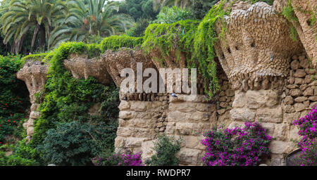 Vogelnester von Gaudí in der terrasse Wände gebaut. Die Wände imitieren die Bäume auf Sie gepflanzt. Schießen im Juni 2018. Stockfoto