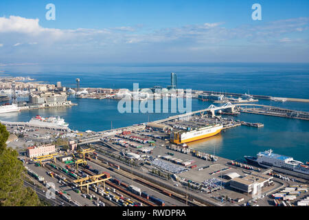 Barcelona, Spanien - Januar 21, 2019: Blick vom Montjuïc Schloss von Barcelona Hafen mit Schiffen, Kränen und Container angedockt Stockfoto