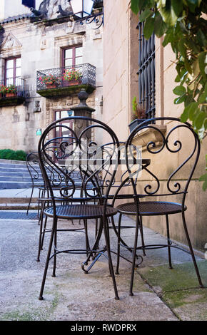 Street Cafe mit Metall Tische und Stühle in Barcelona Stockfoto