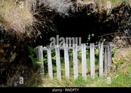 Plakette und Zaun markiert den Eingang zum Geburtstag Quartz Reef. Dies gab Anlass zu Gold Bergbau in der Region und die Stadt Waiuta. Stockfoto