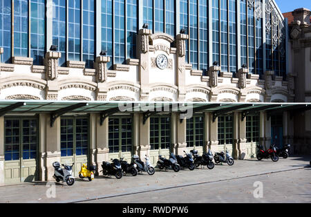 Barcelona, Spanien - 19. Januar 2019: Busbahnhof Estació del Nord (' Barcelona Nord' oder 'Nord Estacio") in der Nähe des Denkmals "Arc de Triomf" in Barcelona. Stockfoto