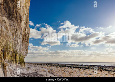 Ansicht f die Klippen von Birling Gap in den Sieben Schwestern Nationalpark - UK National Trust entfernt - an einem sonnigen Tag Stockfoto