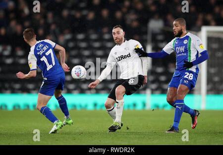 Von Derby County Richard Keogh (Mitte) in Aktion mit Wigan Athletic Michael Jacobs (links) und Leon Clarke während der Sky Bet Championship Match im Pride Park, Derby. Stockfoto