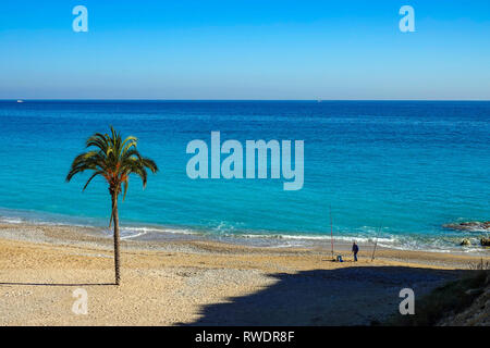 Einsame Fischer am Strand Meer angeln am Playa El Paraiso, Urbanisierung Montiboli, La Vila Joiosa, Costa Blanca, Spanien Stockfoto