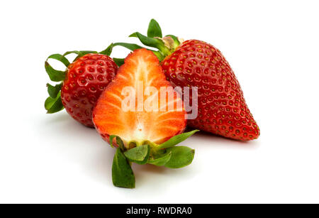 Zwei ganze Erdbeere Früchte und die Hälfte isoliert auf weißem Hintergrund Stockfoto