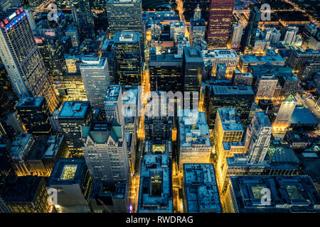 Luftaufnahme von Chicago Downtown bei Nacht, USA Stockfoto