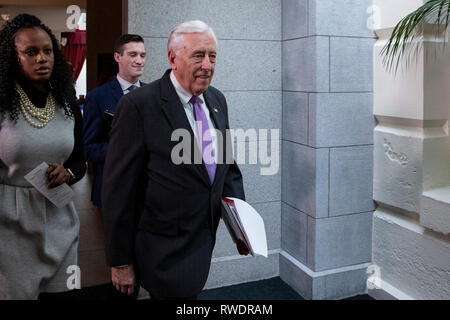 Haus-majorität Führer Steny Hoyer, D - Arzt kommt für einen demokratischen Caucus Treffen auf dem Capitol Hill in Washington, DC am 29. Januar 2019. Stockfoto