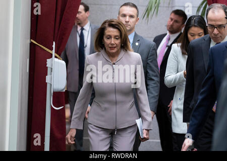 Sprecherin des Repräsentantenhauses Nancy Pelosi, D-C.A., kommt für einen demokratischen Caucus Treffen auf dem Capitol Hill in Washington, DC am 29. Januar 2019. Stockfoto