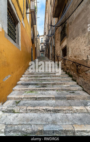 Treppen auf einer schmalen Fußgängerzone in der Altstadt von Girona, Spanien Stockfoto